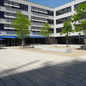Viel Betonfläche am Neubau Sigrid Böttcher-Steeb 2019